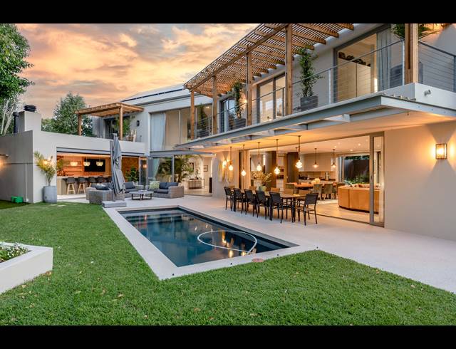 4 BEDROOM HOUSE FOR SALE IN CONSTANTIA